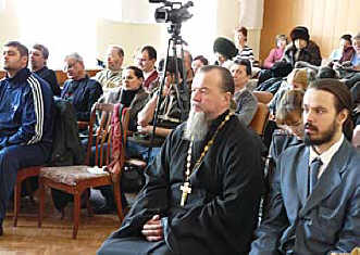 На круглом столе по вопросам сектантства присутствовали представители духовенства, учителя, милиционеры, депутаты и бердчане, являющиеся прихожанами разных церквей 